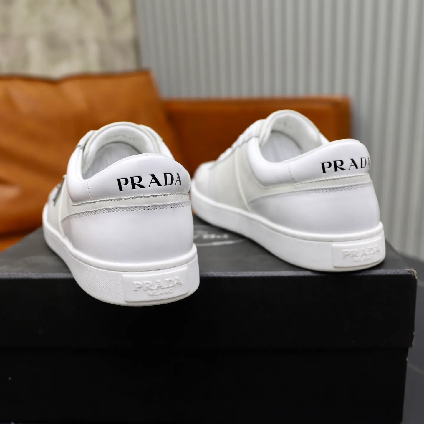 Factory price: 600💰Top original order Brand: PRADA (Prada) Standard code: Men's size 38/44 (45 can be customized) Grade: Same as the official website Material: Original cowhide surface splicing, cowhide lining, original wear-resistant soft outsole Style category: casual sports shoes, young fashion, European and American trends, British style Color: actual picture color